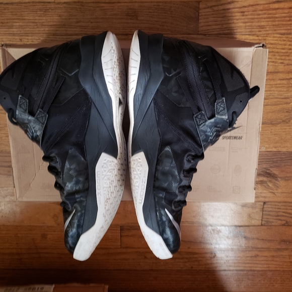 Mens basketball shoes and slides - Picture 7 of 7